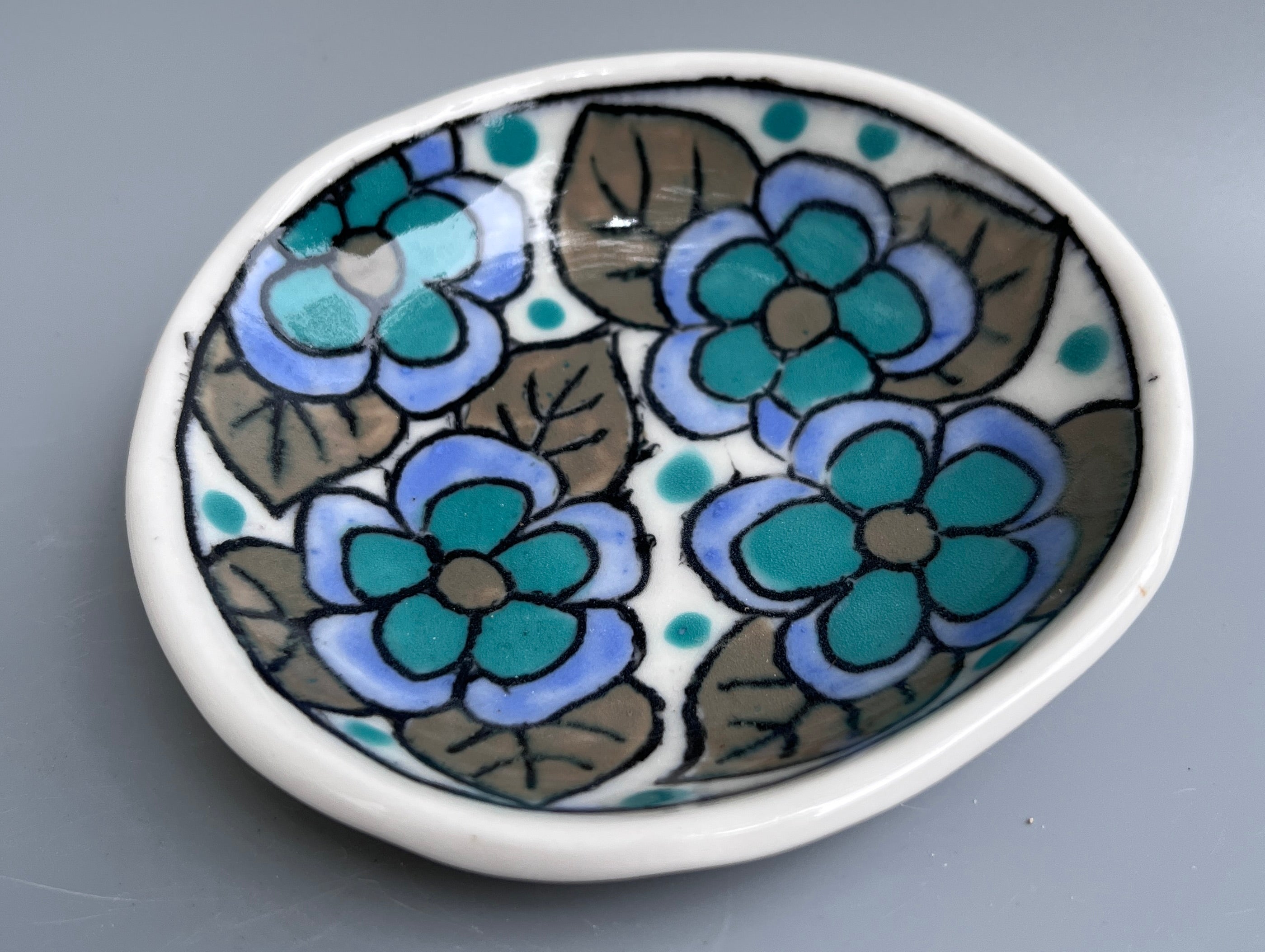 【mkuさま】vintage plate ❀ ステンシルフラワー 深皿 Blue Floral Mishima Dish by Katy Bradshaw David – Art For The
